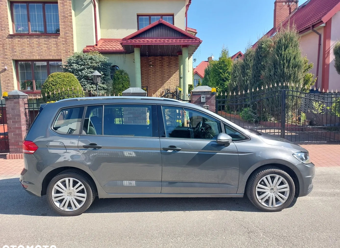 Volkswagen Touran cena 38800 przebieg: 326000, rok produkcji 2016 z Białobrzegi małe 121